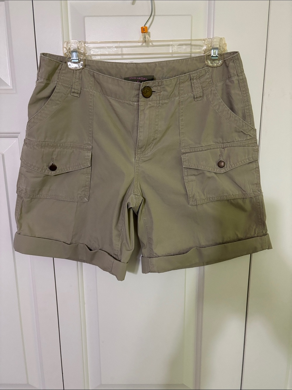 LONDONJEAN Women's Cargo Roll-Cuff Shorts in Khaki Size 6